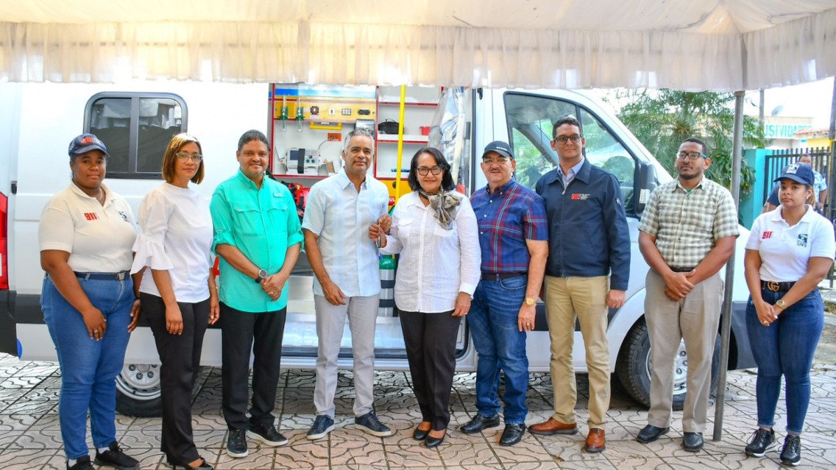 Gobierno entrega dos ambulancias y un autobu00fas escolar en la provincia Hato Mayor