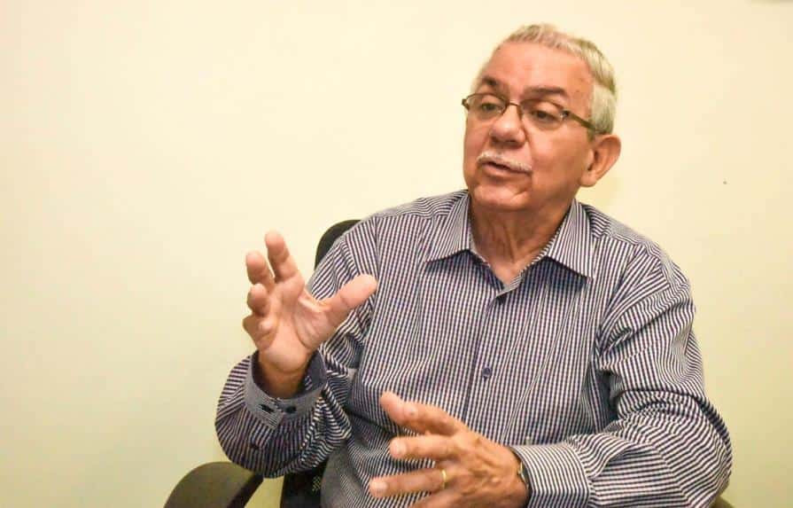 Un hombre con los brazos cruzados 319e5b14