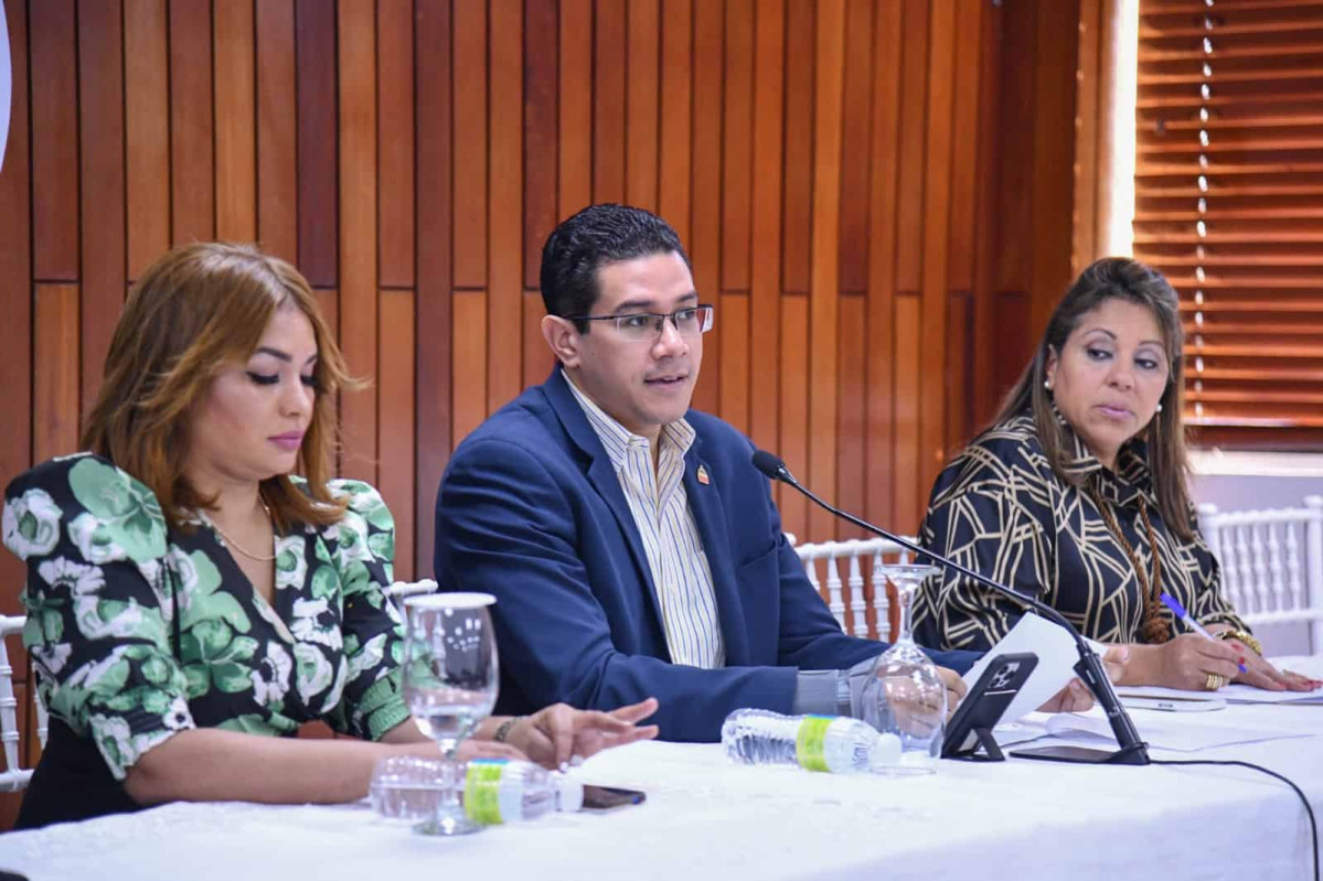 Personas sentadas en una mesa f3972866