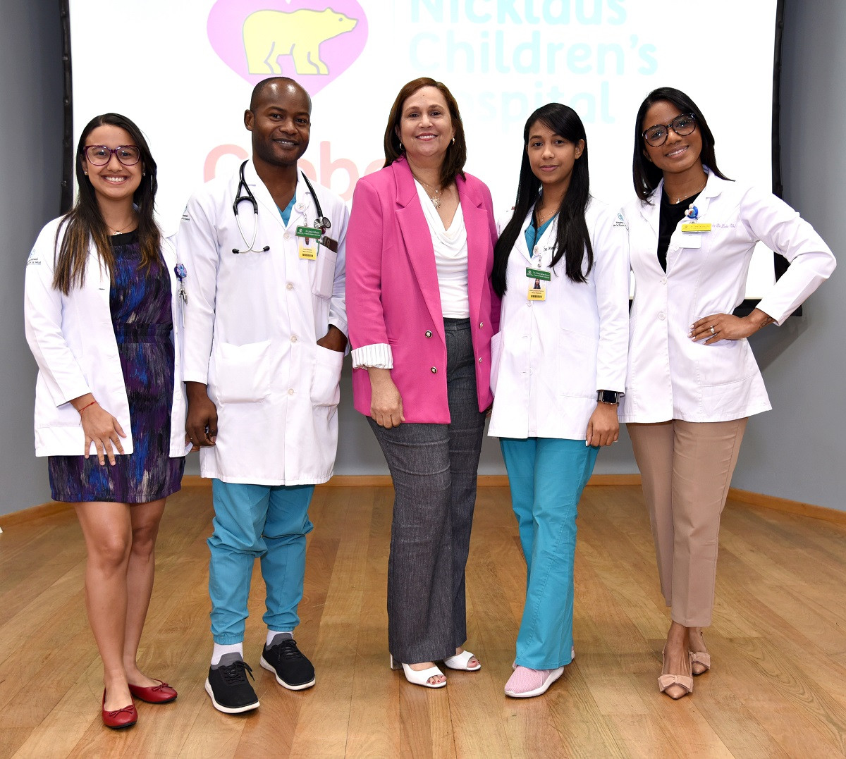 Mu00e9dicos y ejecutivos de la Plaza de la Salud durante la charla del Nicklaus Childrenu2019s Hospital