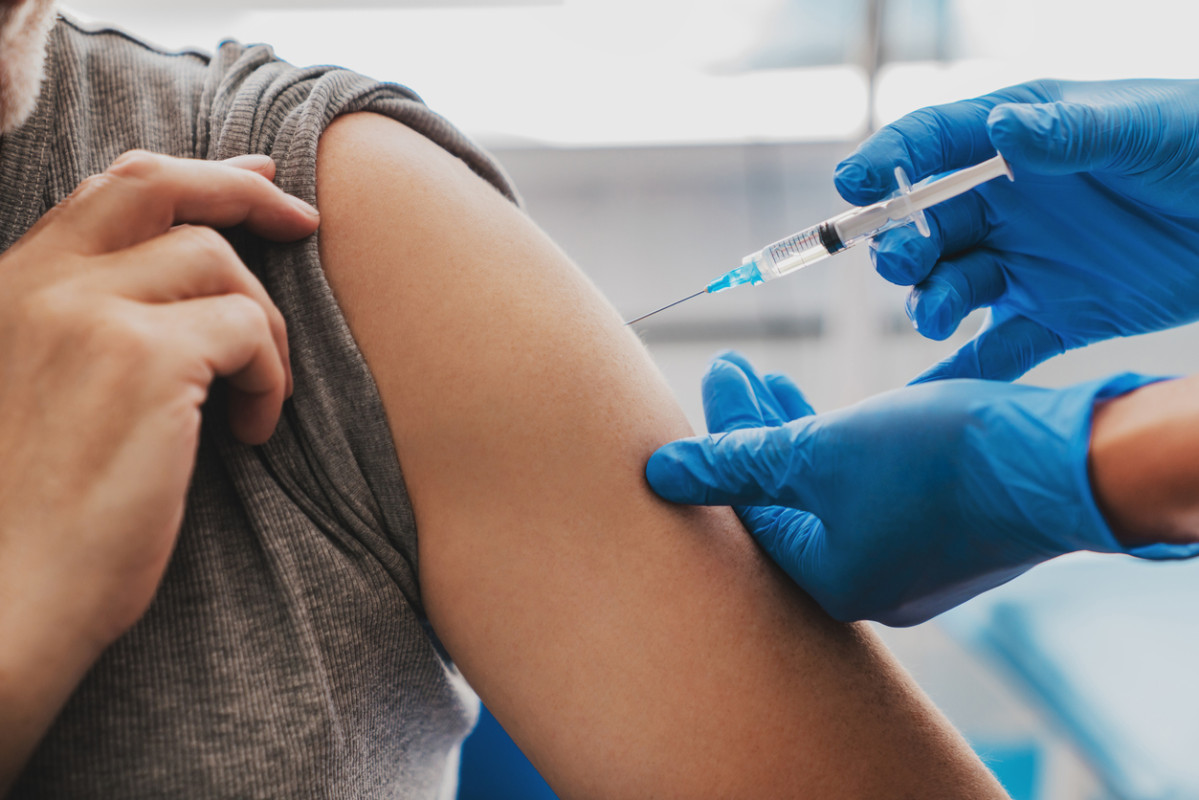 4 La vacunaciou0301n, por ejemplo contra la influenza y neumococo, es un hau0301bito saludable para estos pacientes (1)