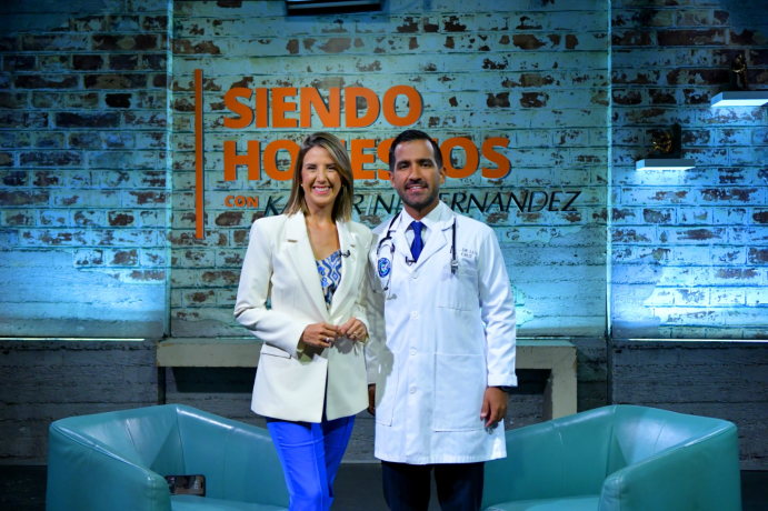 El doctor Luis Cruz la periodista Katherine Hernandez. Foto Fuente externa