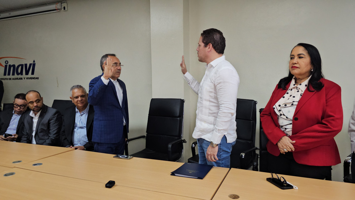 Carlos Bonilla (derecha) deja juramententado a Elsido Antonio Du00edaz Bueno en el Instituto de Auxilios.
