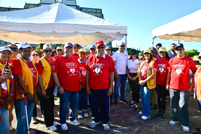 En el centro Martin Suero junto a doctores y personalidades Foto Felix Lara El Nuevo Diario