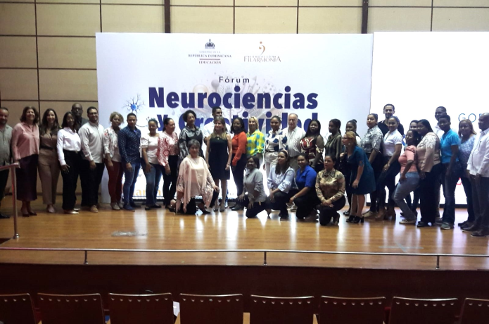 Parte de los asistentes junto a expositores del Forum Neurociencia Creatividad e Innovacion organizado por la Fundacion Filarmonia