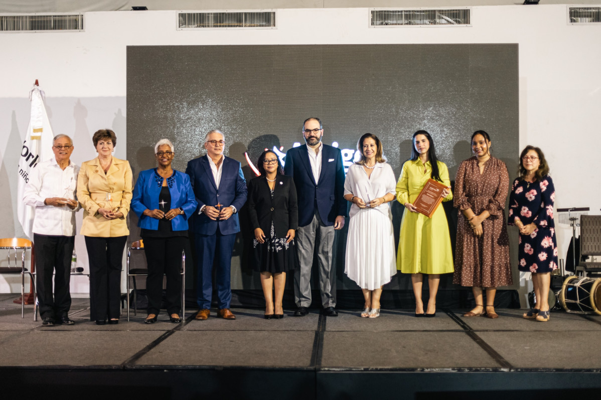 World Vision reconociu00f3 la labor del Consejo Asesor saliente Altagracia Salazar, Thomu00e1s Polanco, Mariu00f3n Pagu00e9s, Mercedes Capellu00e1n de Lama y un homenaje pu00f3stumo a Dulce Rodriguez Concepciu00f3n (1)