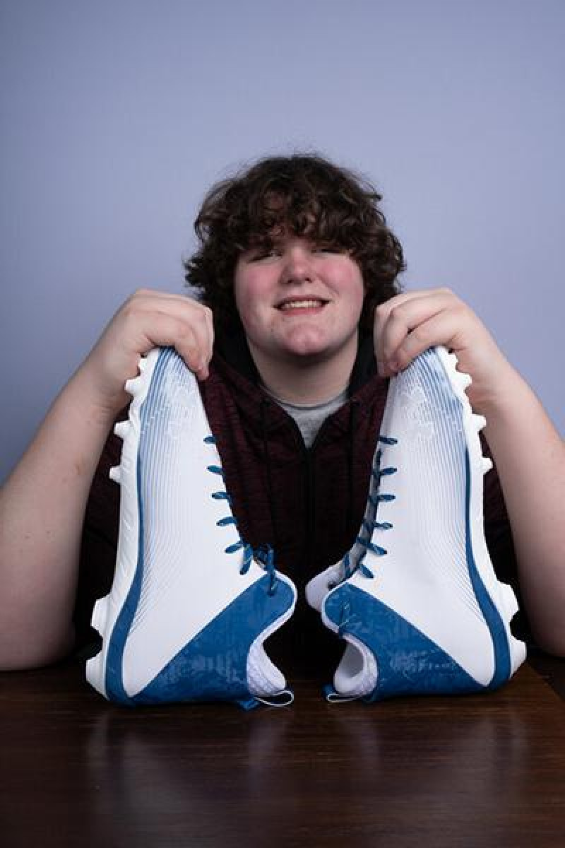 Joven pies grandes.