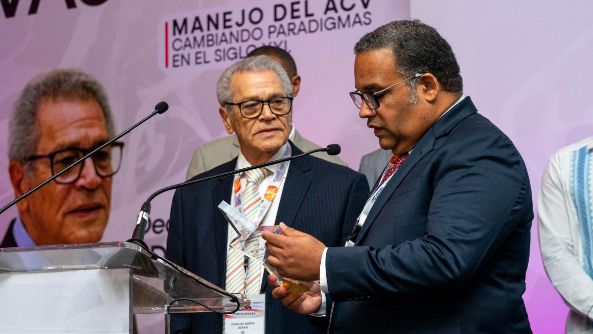 Foto 2, Luis Suazo, entrega un reconocimiento a Osvaldo Martu00e9 Duru00e1n.