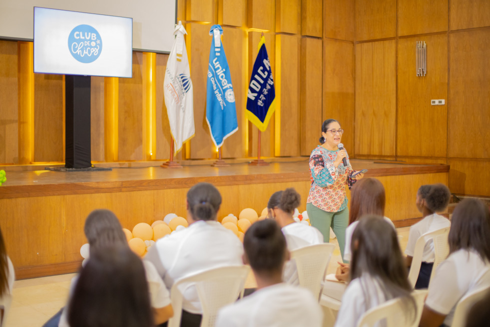 Anyoli Sanabria, representante interina de UNICEF ofrece palabras de liderazgo a adolescentes
