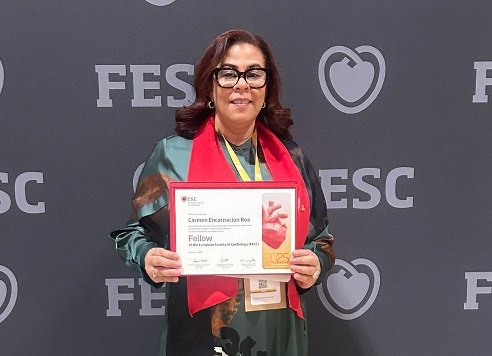 Dra. Carmen Encarnación, al ser recoonocida en España