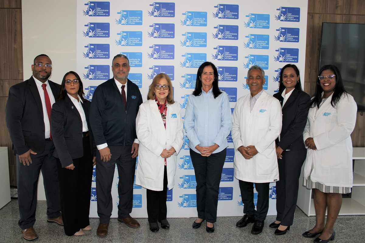 Julia Guerra, presidenta Liga Dominicana Contra el Cu00e1ncer junto a Directivos Instituto Oncologu00eda Dr. Heriberto Pieter