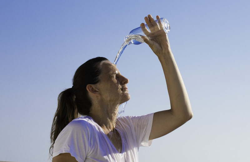 Tomar agua.