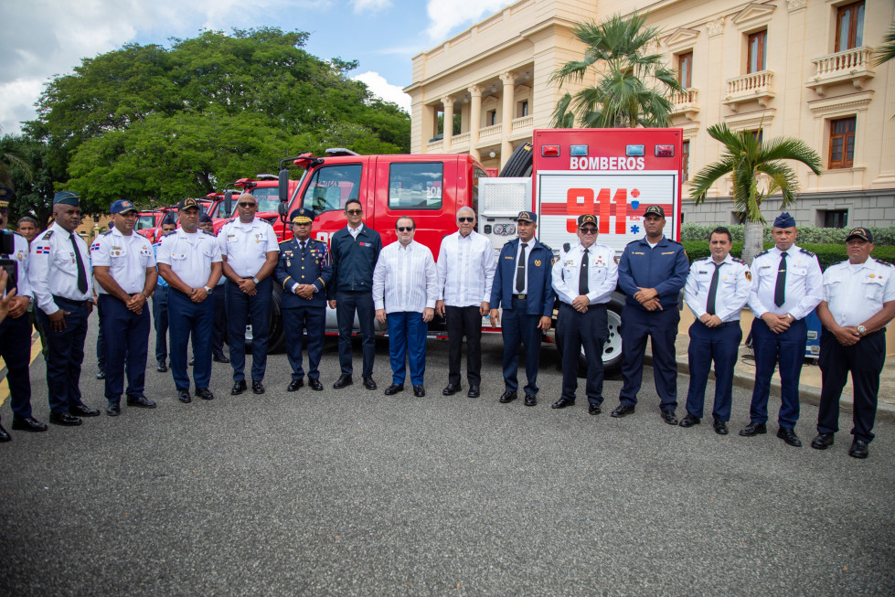 MINPRE y Sistema 911 entregan 12 nuevos camiones de bomberos para fortal...