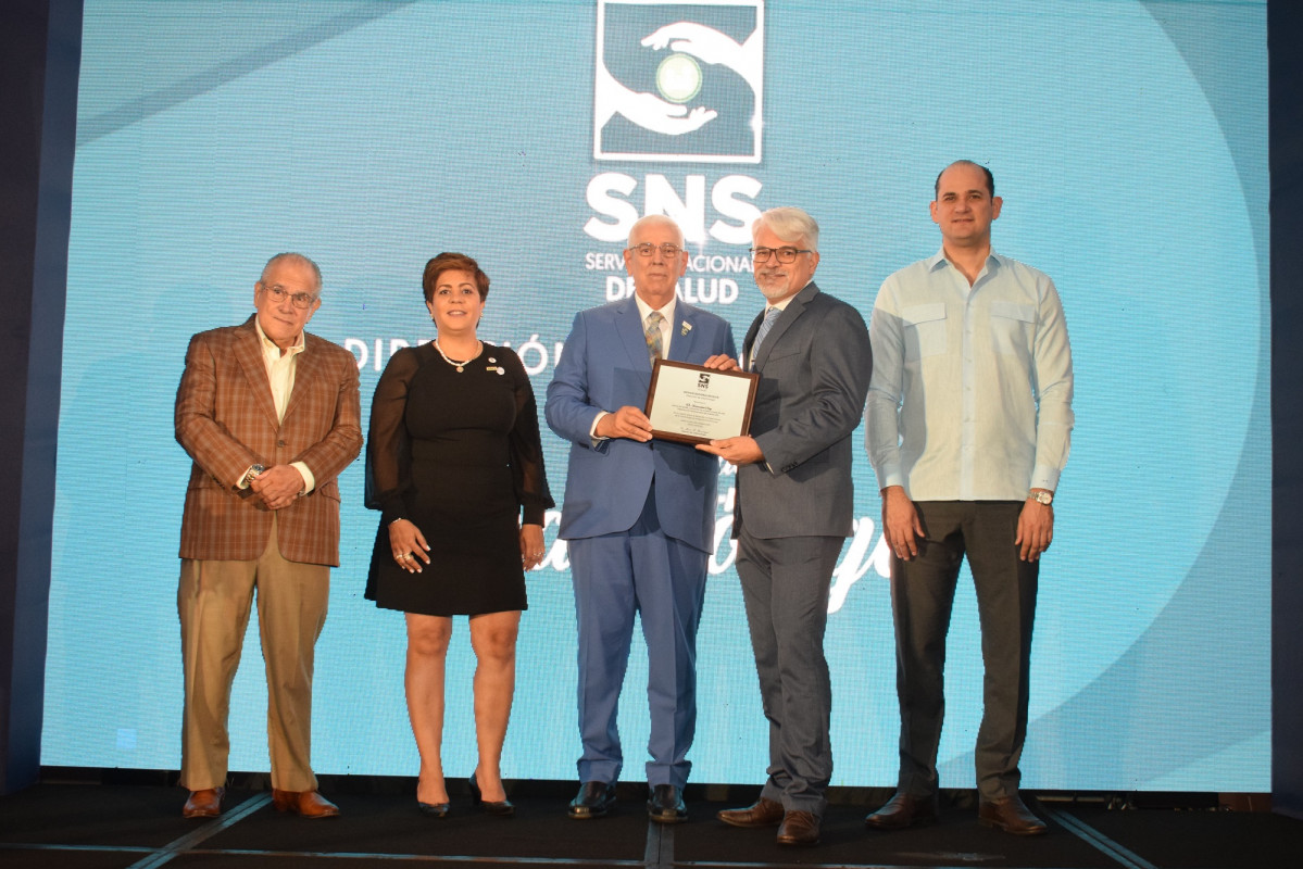 4.  Recibe su reconocimiento el Dr. Dr. Bernardino Vitoy, asesor de Familia, Promociu00f3n de la Salud y Curso de Vida, OPS.
