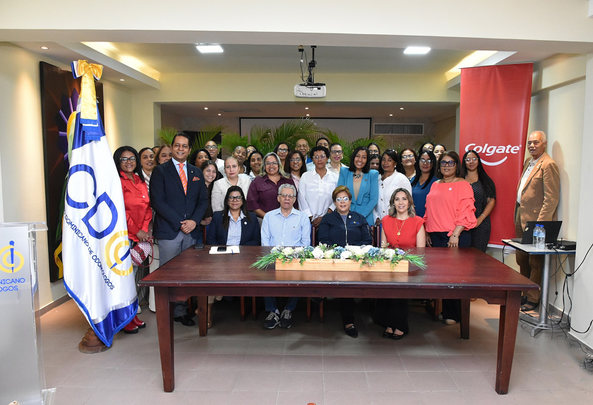 1.  Principal. Sentados. Los doctores Amalia Pimentel, Salvador Campillo, Virginia Laureano, Irma Mauriz. De pie los odontu00f3logos regionales y directivos del CDO.